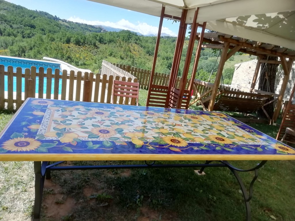 tavolo pietra lavica decorato a mano