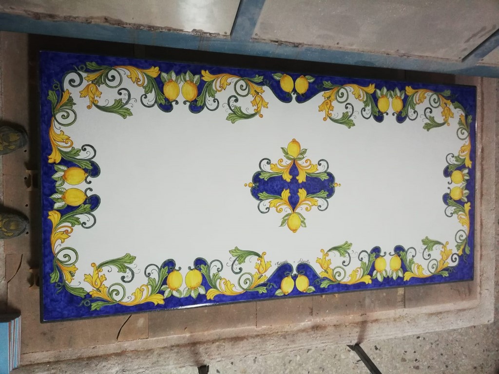 tavolo pietra lavica decorato a mano