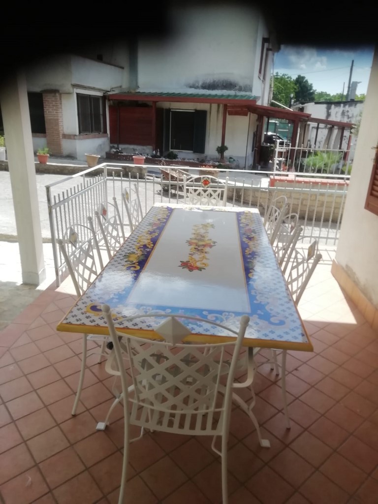 tavolo pietra lavica decorato a mano