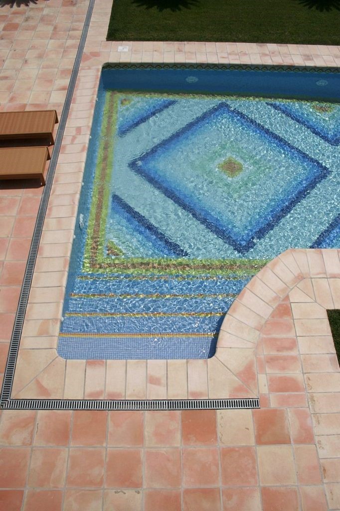bordo piscina in cotto