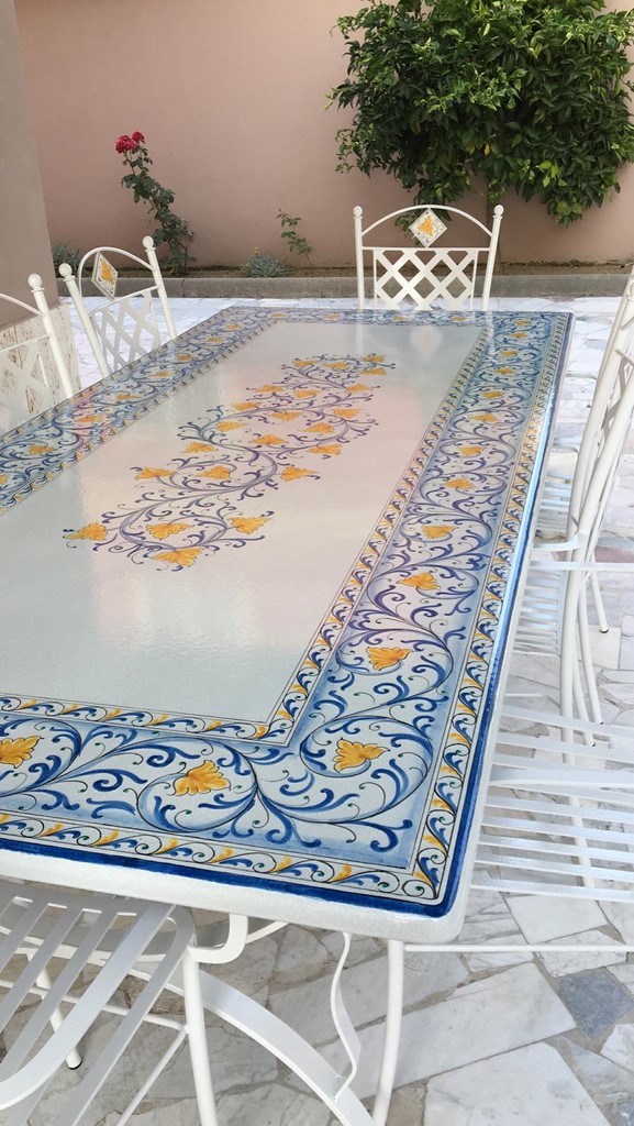 tavolo pietra lavica decorato a mano