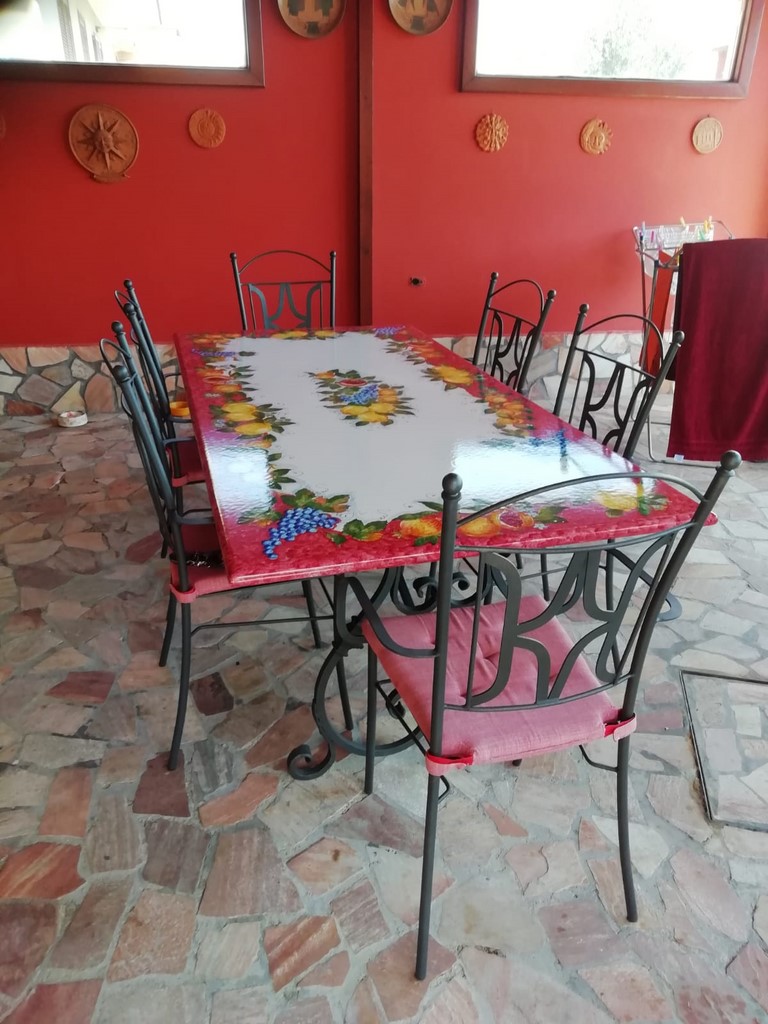 tavolo pietra lavica decorato a mano