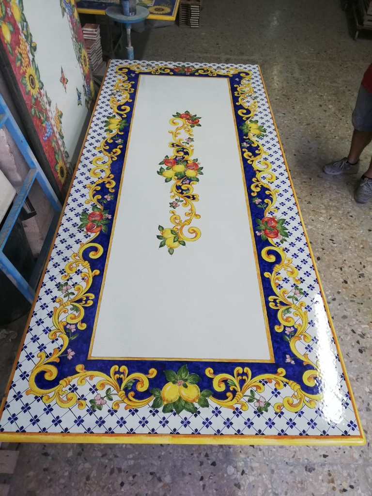 tavolo pietra lavica decorato a mano
