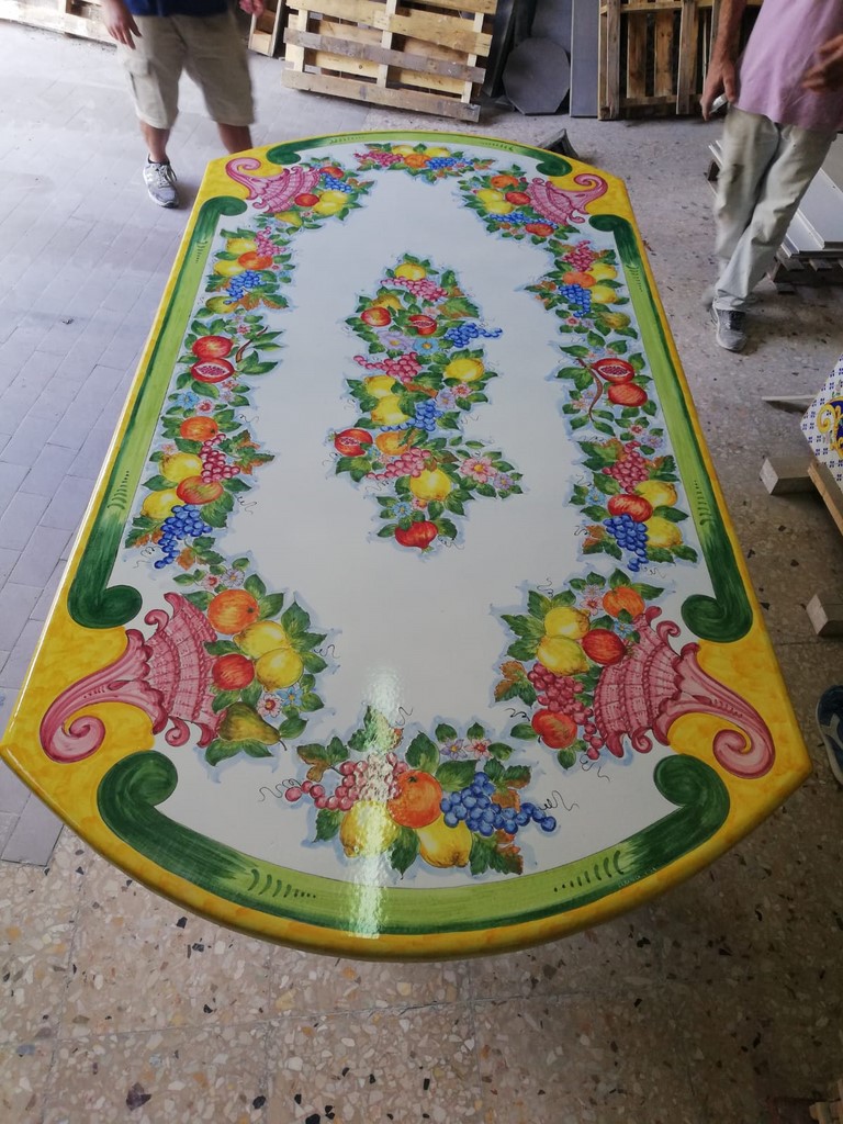 tavolo pietra lavica decorato a mano