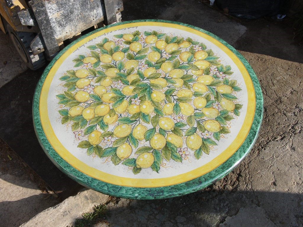 tavolo pietra lavica decorato a mano